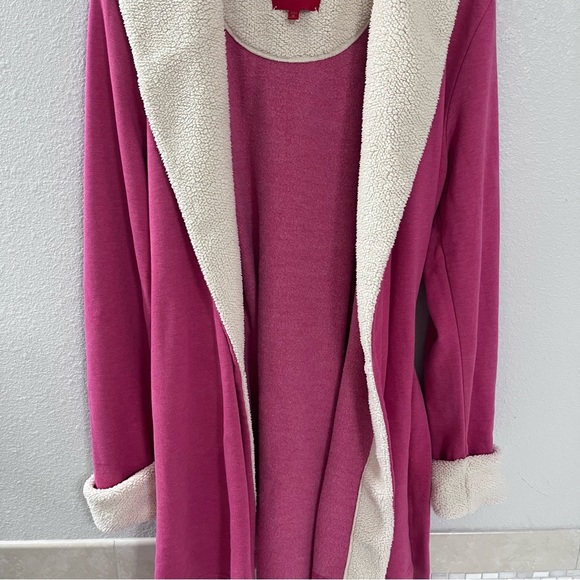 Victoria’s Secret fuzzy pink cozy robe - Picture 8 of 9
